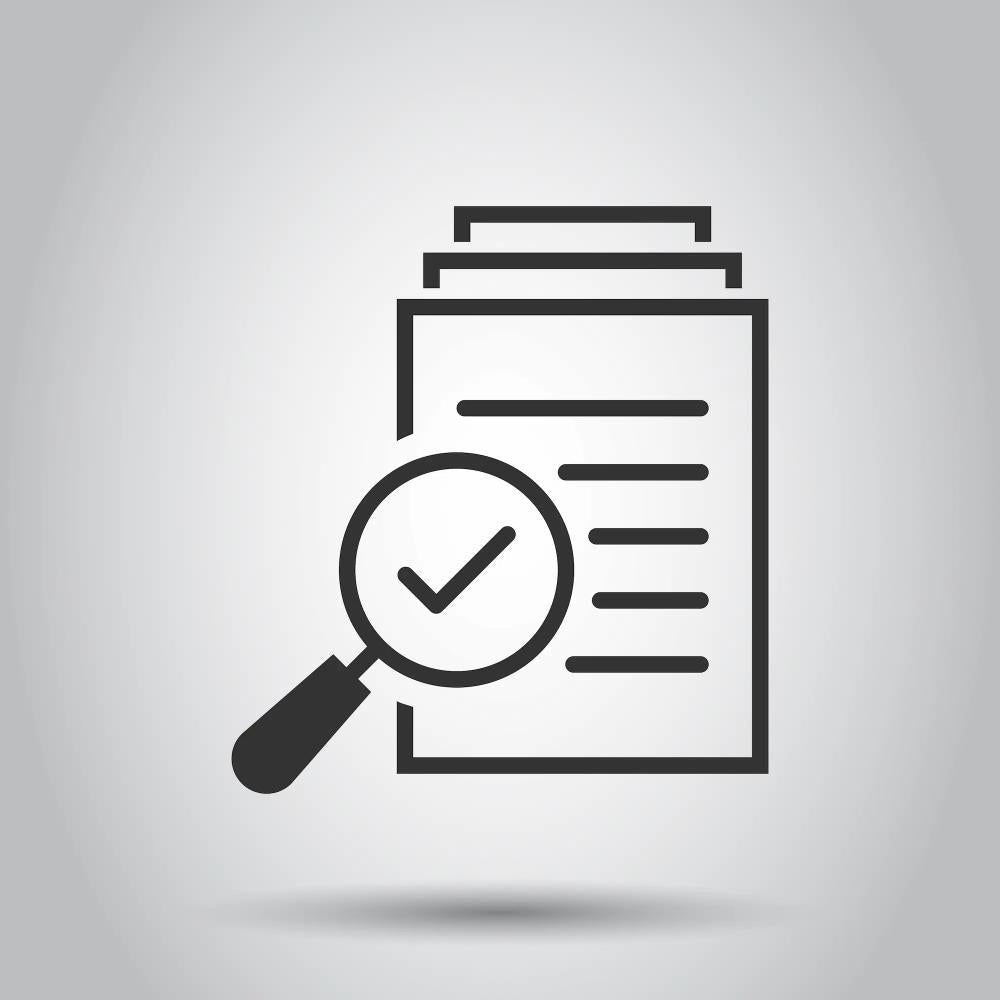 Symbolbild für Angebotsvergleich: Dokument mit Lupe zur Analyse von PV-Angeboten