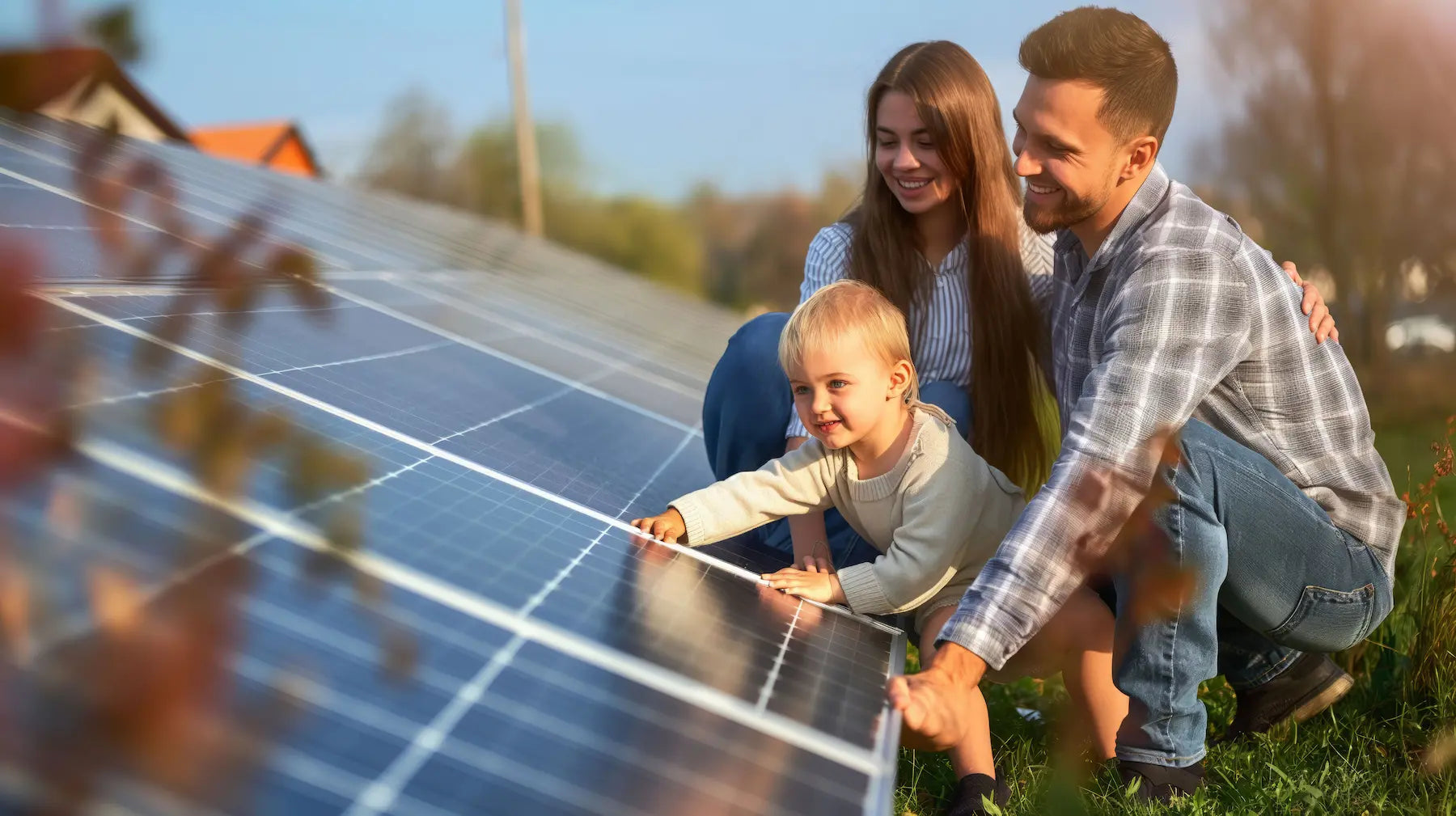 Familie betrachtet ihre Photovoltaikanlage am Eigenheim