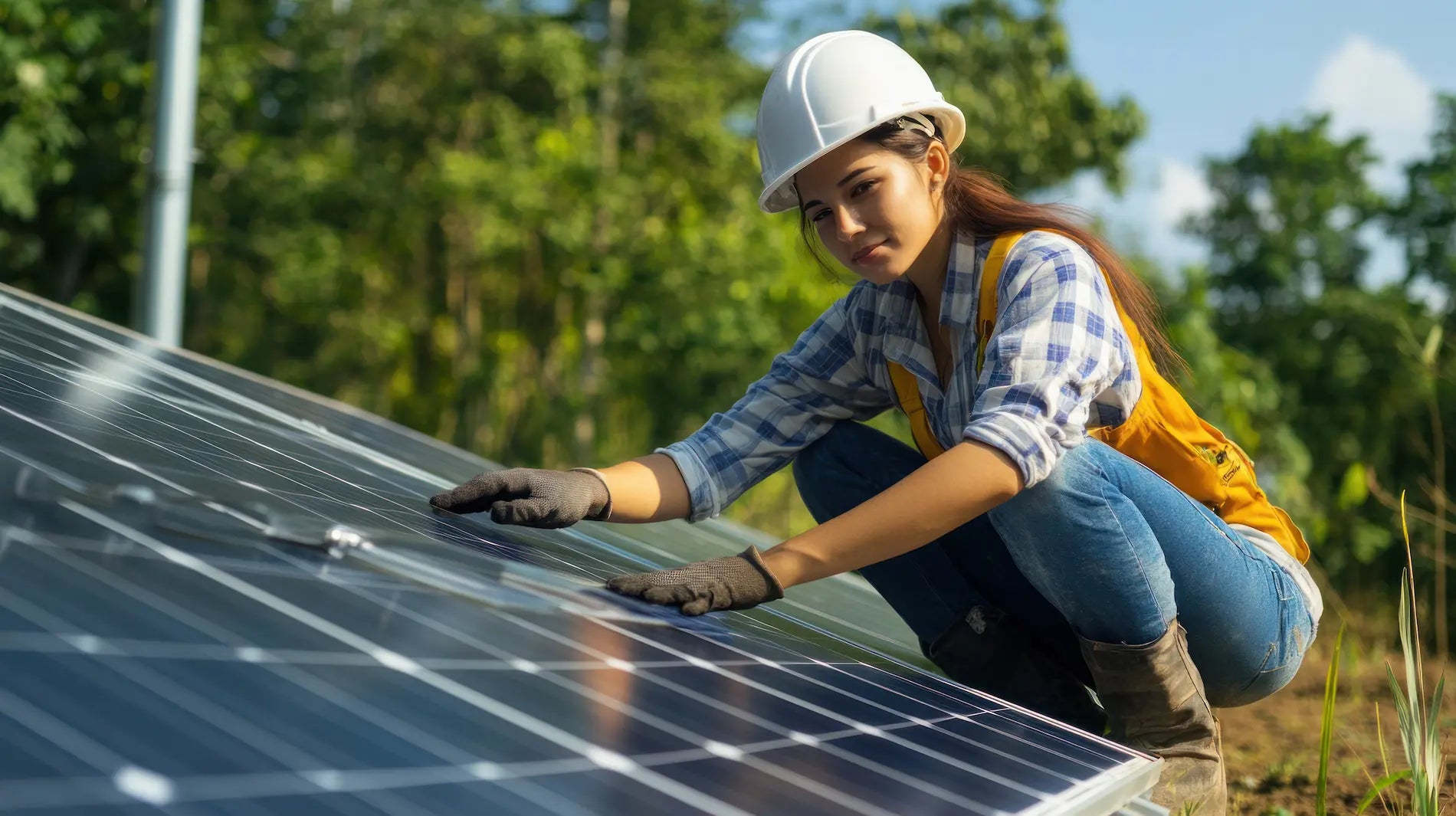 Technikerin inspiziert Solarmodul auf Funktion und Zustand