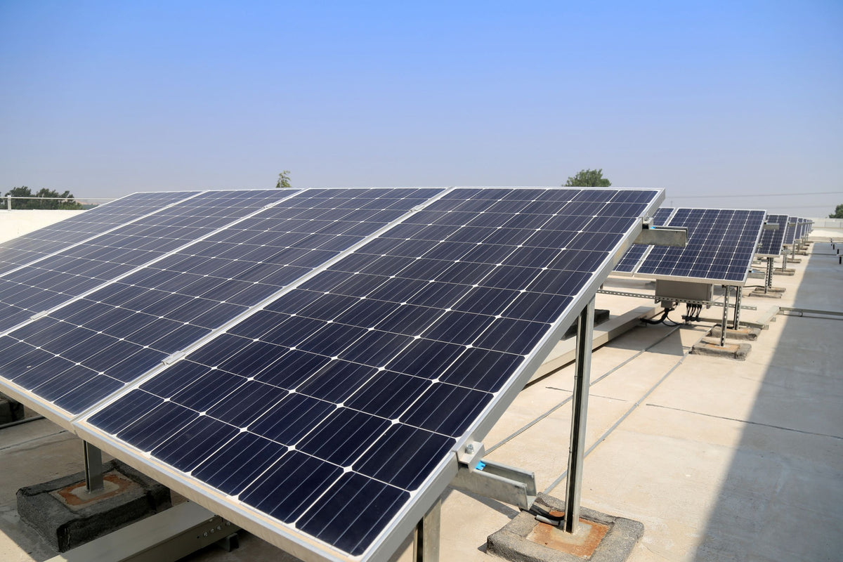 Aufgeständerte Photovoltaikmodule in Reihen auf einem Flachdach