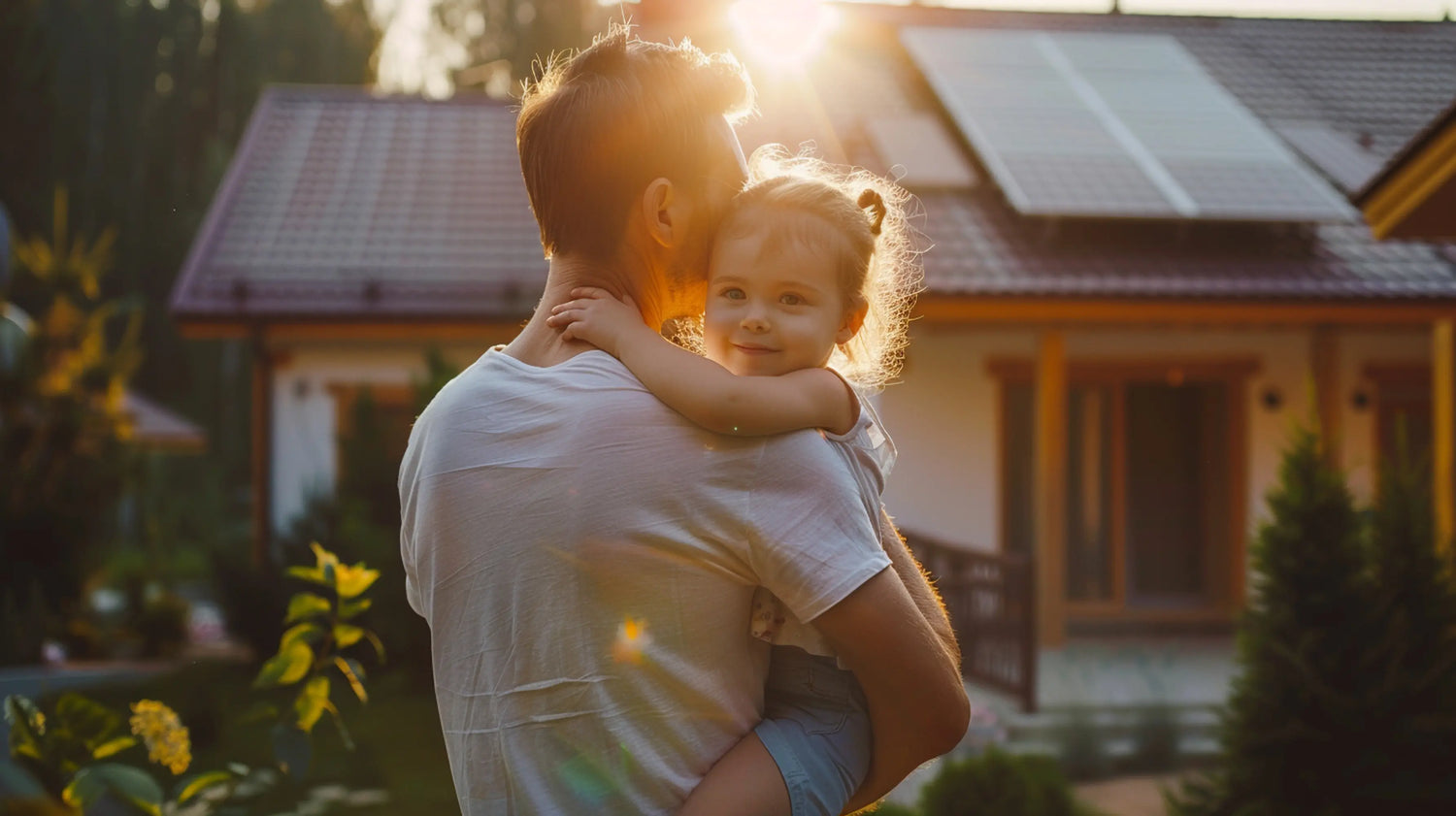 Modernes Wohnhaus mit installierter Photovoltaikanlage auf dem Dach