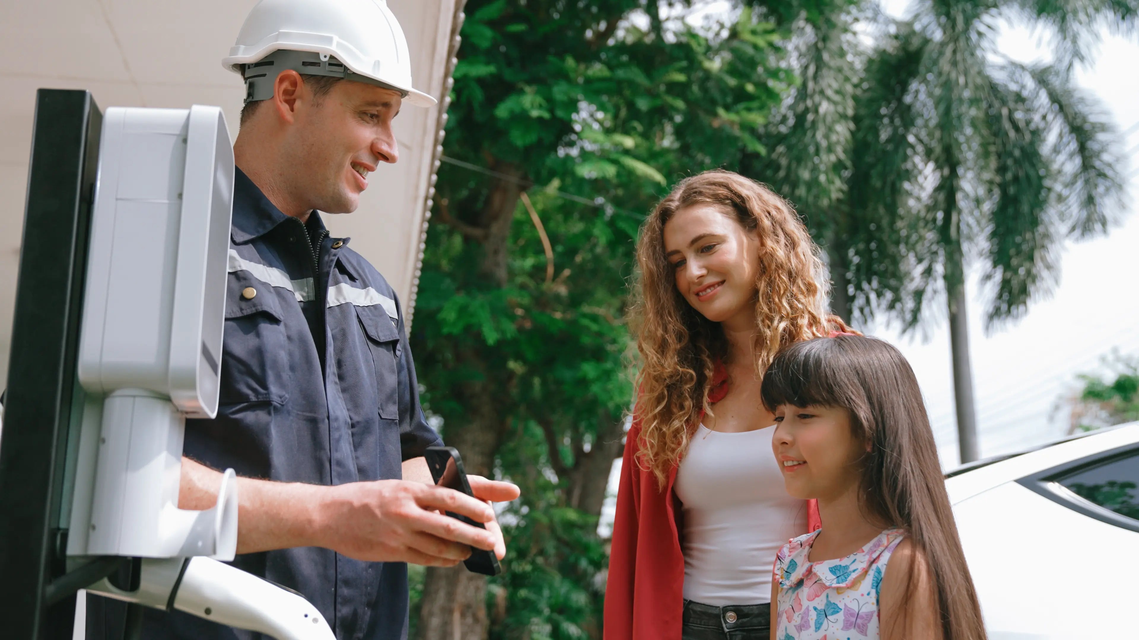 Techniker bietet technischen PV-Service und Unterstützung für Kunden